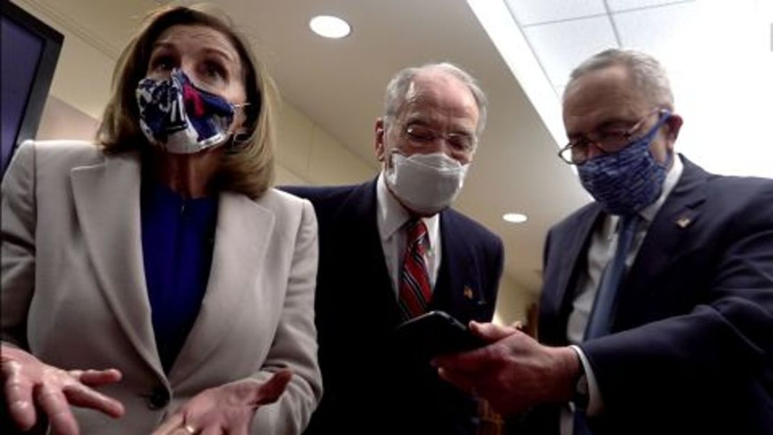 Mientras se refugian en Fort McNair, la presidenta de la Cámara de Representantes, Nancy Pelosi (izquierda), el senador Chuck Grassley (centro) y el entonces líder de la minoría del Senado, Chuck Schumer, hablan por teléfono con el vicepresidente Mike Pence el 6 de enero de 2021.