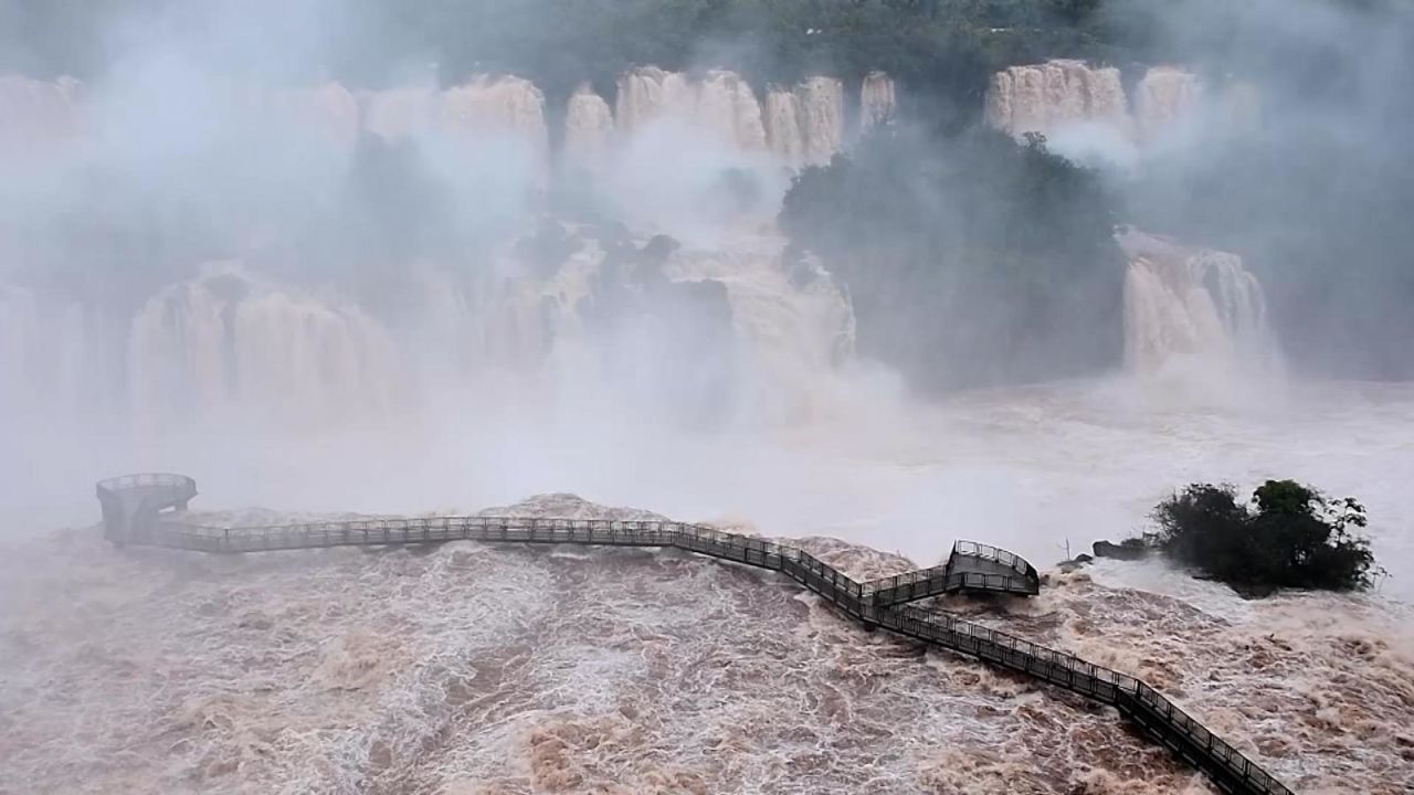 CNNE 1281781 - mira la abrumadora crecida del agua en el parque de las cataratas del iguazu