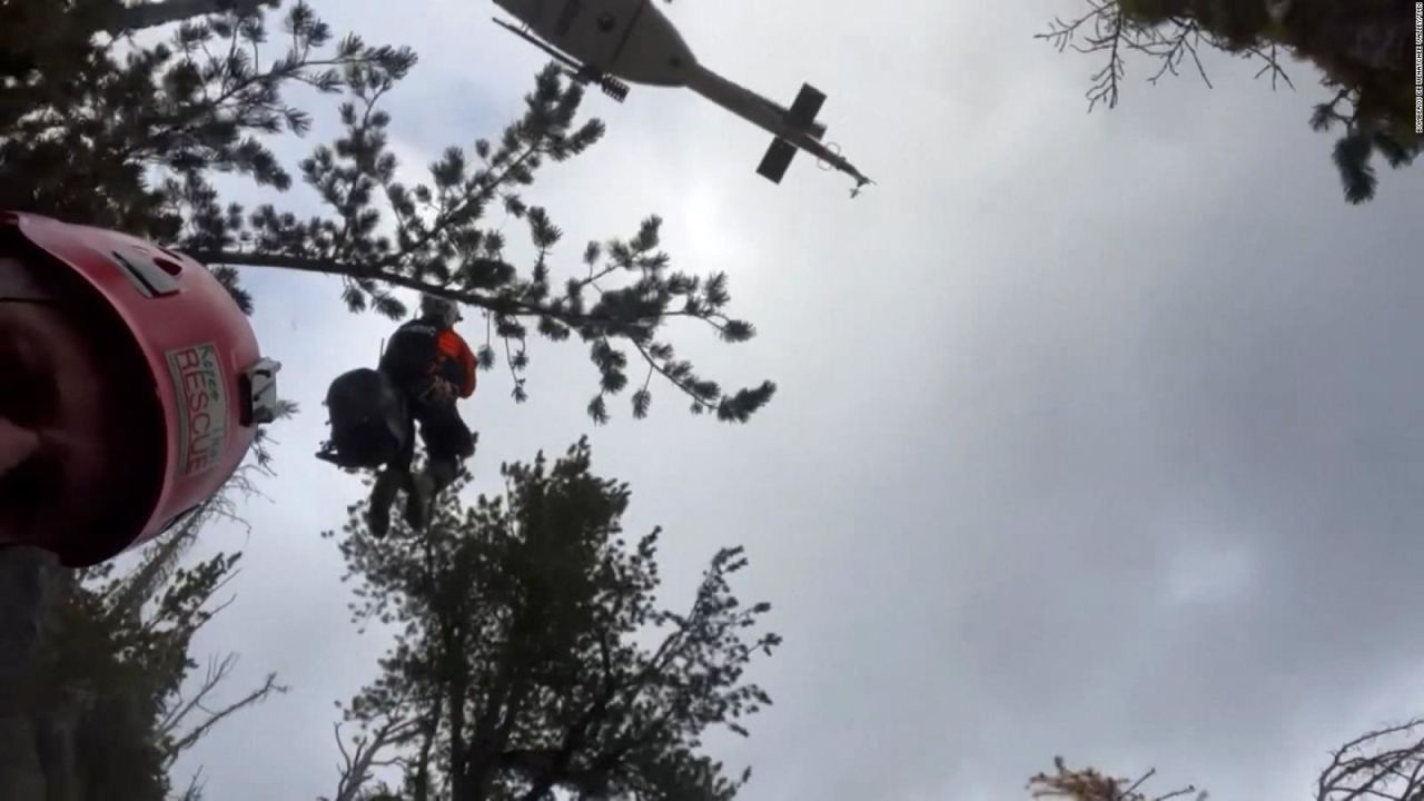 CNNE 1281815 - mira el espectacular rescate aereo de un excursionista atrapado bajo una roca gigante