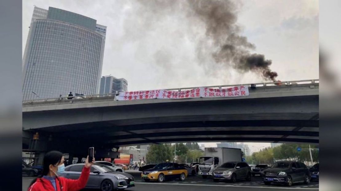 Una pancarta de protesta en el paso elevado del puente Sitong en Beijing el 13 de octubre de 2022.