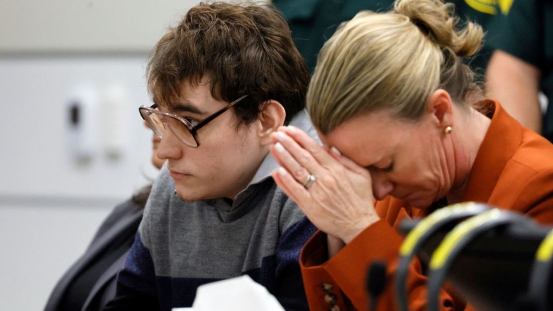 La defensora pública adjunta Melisa McNeill se llevó las manos a la cabeza mientras estaba sentada junto a Nikolas Cruz mientras se leían los veredictos en el tribunal este jueves. Crédito: Amy Beth Bennett/South Florida Sun-Sentinel/AP