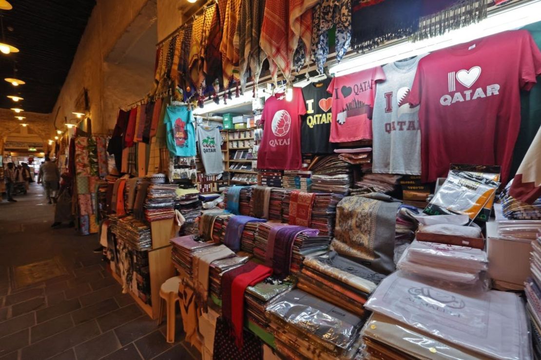 Una fotografía tomada el 11 de octubre de 2022 muestra a personas caminando en el bazar Souq Waqif, en la capital de Qatar, Doha, antes de la Copa Mundial de Fútbol FIFA 2022.