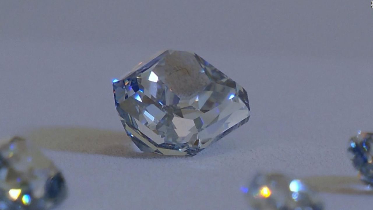 CNNE 1282113 - subastan raros diamantes azules por casi us$ 70 millones