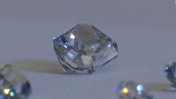 CNNE 1282113 - subastan raros diamantes azules por casi us$ 70 millones