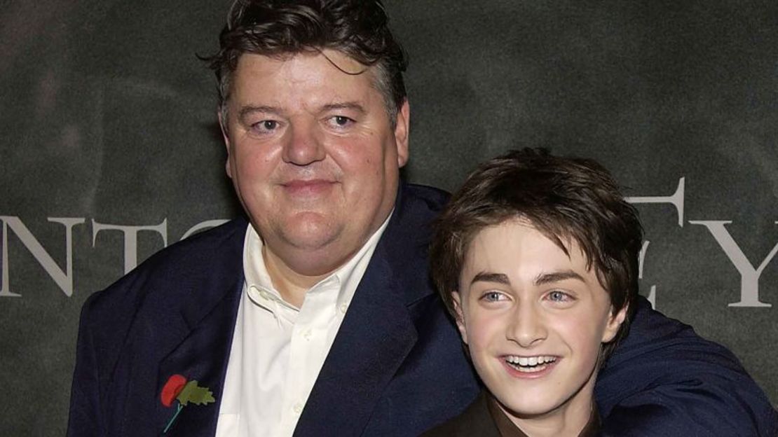 Daniel Radcliffe y Robbie Coltrane en el estreno mundial de "Harry Potter y la cámara secreta" en Londres en 2002.