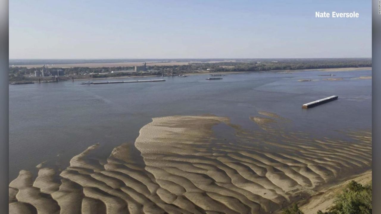 CNNE 1282342 - bajos niveles del rio mississippi permiten caminar donde suele haber agua