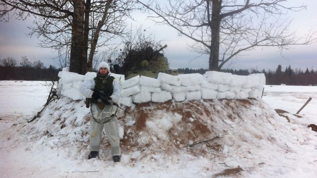 Gleb Irisov aparece al comienzo de su carrera militar, durante un entrenamiento militar de invierno cerca de Moscú, Rusia.