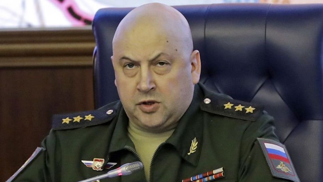 El coronel general Sergey Surovikin, entonces comandante de las fuerzas rusas en Siria, habla en una sesión informativa en el Ministerio de Defensa ruso en Moscú, el 9 de junio de 2017.