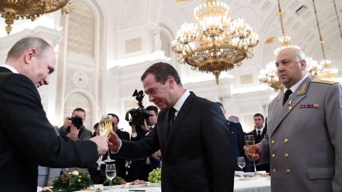 Vladimir Putin (izquierda) brinda con el entonces primer ministro Dmitry Medvedev junto a Sergey Surovikin después de una ceremonia para otorgar premios estatales al personal militar que luchó en Siria, el 28 de diciembre de 2017.