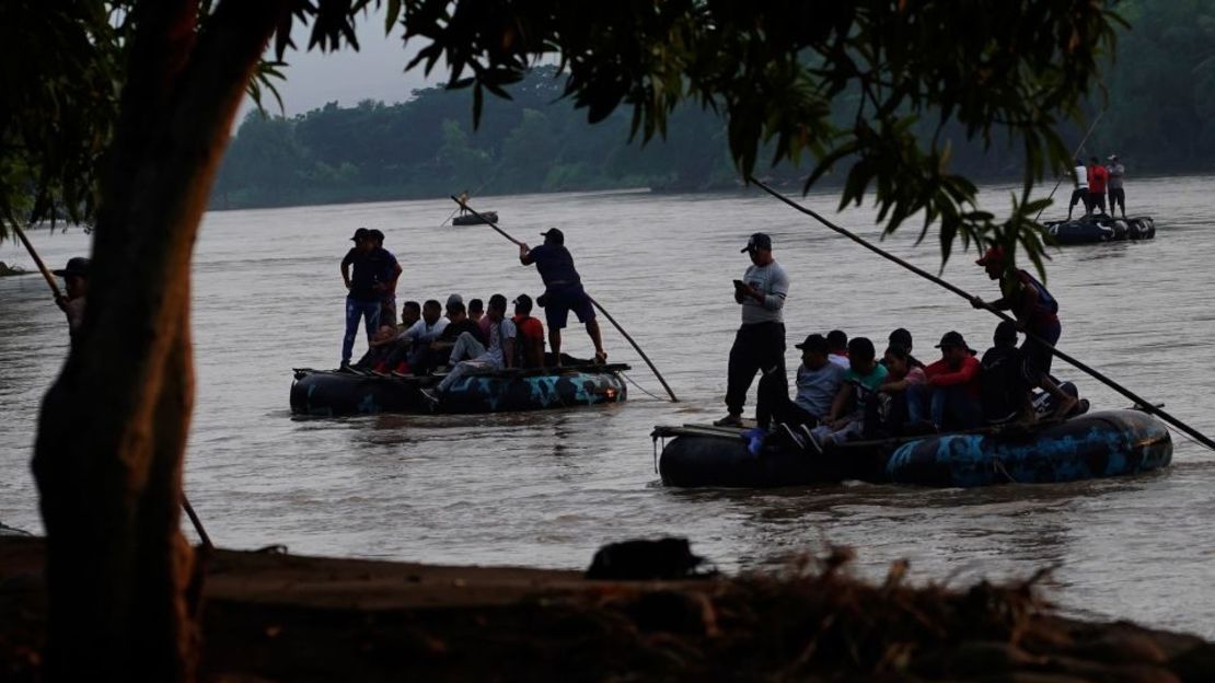 Migrantes venezolanos cruzando el río Suchiate entre Guatemala y México. Marco Ugarte/AP