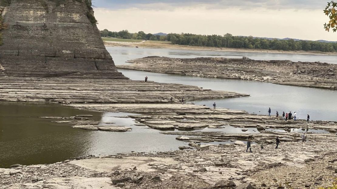 La gente camina por la cuenca del Río Mississippi para llegar a Tower Rock.