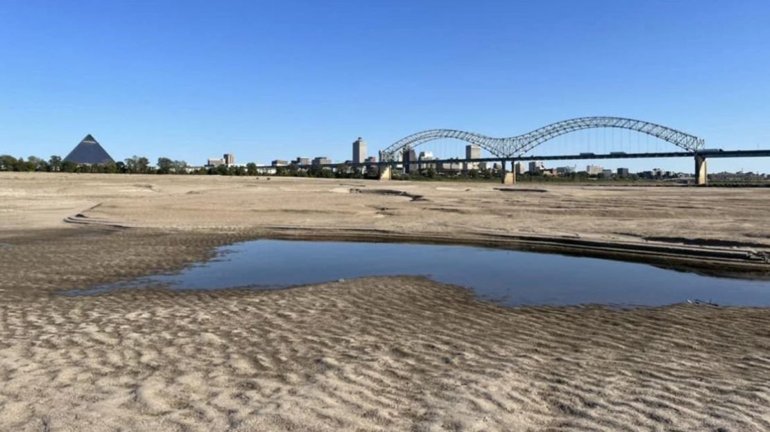 El río Mississippi en Memphis, cerca del puente Memphis-Arkansas, se ha reducido a un goteo.