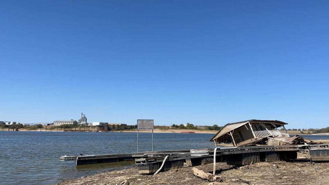 Se muestran niveles bajos de agua en el área de Memphis.