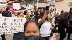 CNNE 1282518 - latinos marchan en los angeles contra el racismo