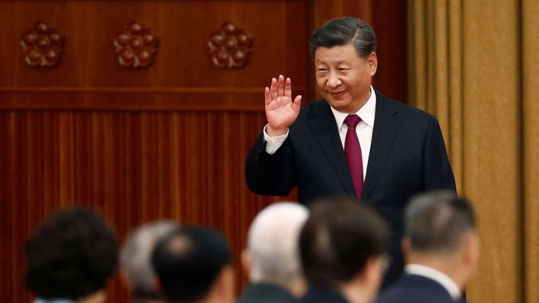 El presidente de China, Xi Jinping, saluda cuando llega para una recepción en el Gran Salón del Pueblo en vísperas del Día Nacional de China en Beijing, China, el 30 de septiembre de 2022.