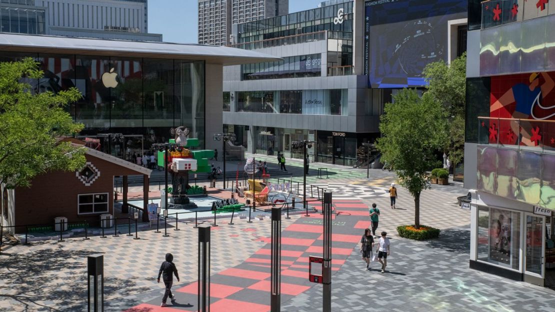 Los compradores caminan por el centro comercial Taikoo Li Village en Sanlitun en Beijing, China, el lunes 30 de mayo de 2022.