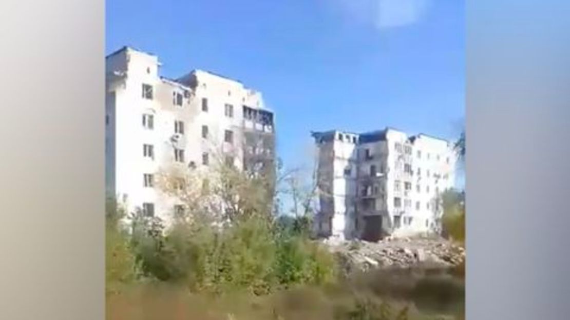 Solo quedan escombros entre las dos torres en Pershotravneva 2 en Izium, fotografiadas el 30 de septiembre. Varias familias que se refugiaban en el sótano debajo de la parte central del edificio fueron asesinadas.