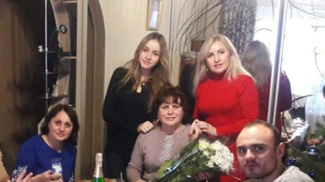 Liubov Petrova, centro, fotografiada con su familia en 2018 en su casa en la calle Pershotravneva 2.