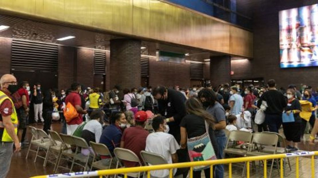 Migrantes de Texas llegan a la terminal de autobuses de Port Authority en Nueva York el 17 de agosto.