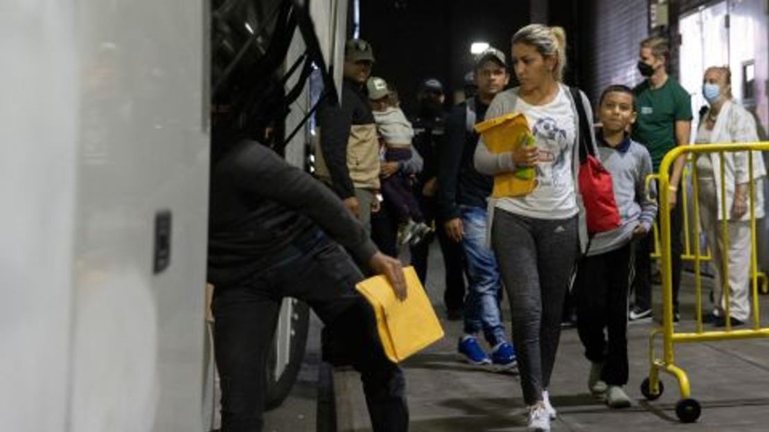 Los migrantes llegan a la terminal de autobuses de la Autoridad Portuaria de Nueva York en autobuses desde Texas en agosto.