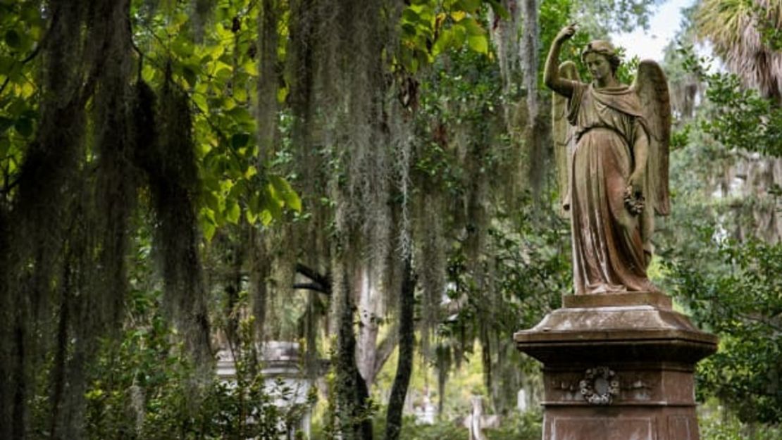 Un ángel mira a los visitantes al cementerio de Bonaventure.