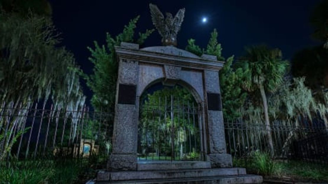 La puerta del Cementerio Parque Colonial de noche, con la luna brillando sobre miles de almas enterradas allí.