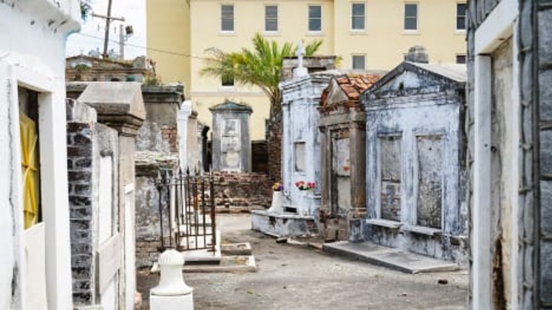 El cementerio de Saint Louis contiene muchas tumbas sobre el suelo y elaborados monumentos a los enterrados allí.