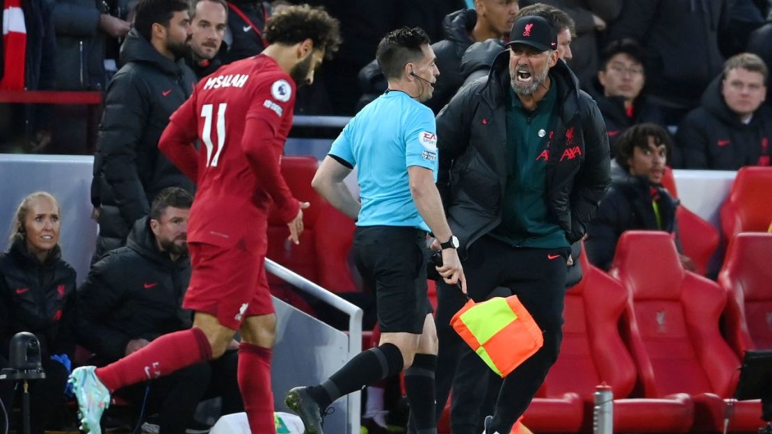 Klopp grita al asistente de línea Gary Beswick durante el partido.