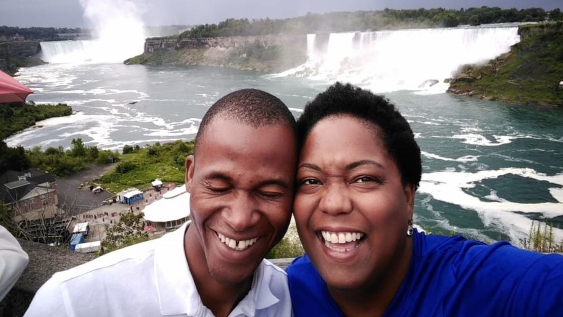 Hoy, Honoré y Rachel viven juntos en Canadá. Aquí se les ve en las cataratas del Niágara. Crédito: Woke Enterprises, Inc. Canadá