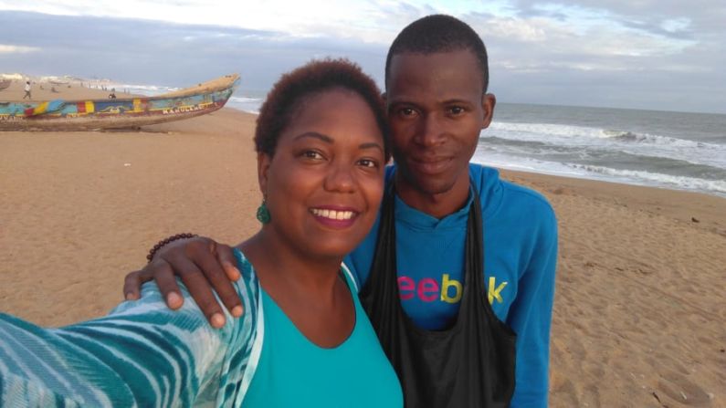 Compromiso: Rachel y Honoré, fotografiados aquí en una playa de Cotonú, se dieron cuenta de que ambos sentían algo por el otro. Se comprometieron justo antes de que Rachel dejara Benín para volver a su país natal, Canadá. Crédito: Woke Enterprises, Inc. Canadá