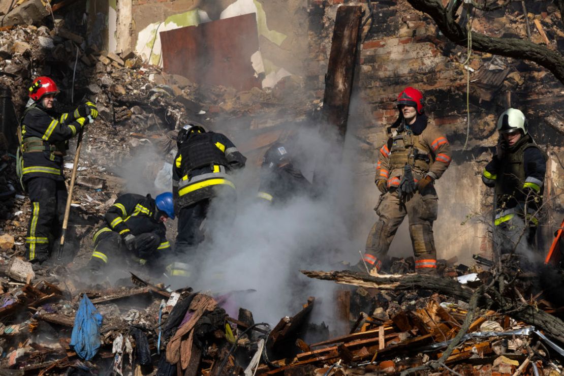 Bomberos apagan un incendio en un edificio residencial de cuatro plantas tras un ataque de un "dron kamikaze" en la madrugada del 17 de octubre de 2022, en Kyiv, Ucrania.