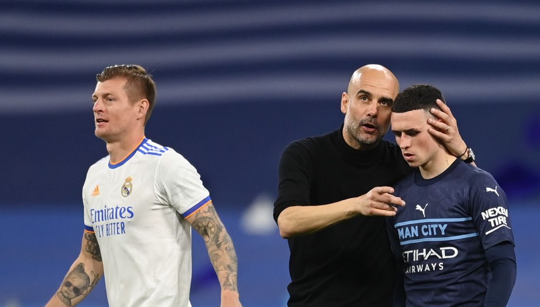 Pep Guardiola junto a Phil Foden del Manchester City tras la derrota en el partido de la segunda etapa de la semifinal de la Liga de Campeones de la UEFA entre el Real Madrid y el Manchester City en el Estadio Santiago Bernabeu el 4 de mayo de 2022 en Madrid, España.