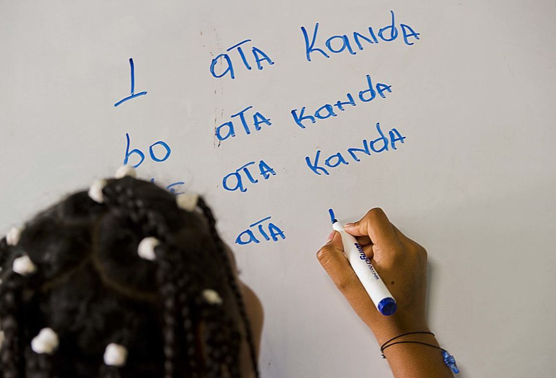 Una estudiante escribe una tarea en la pizarra durante una clase de lengua palenquera, en San Basilio de Palenque, norte de Colombia, en una imagen de archivo de 2012.