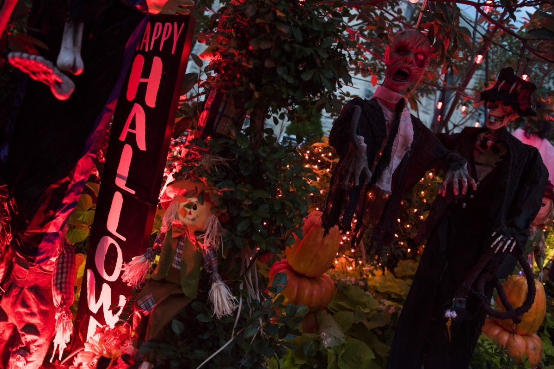 Las decoraciones de Halloween se ven en un jardín al atardecer en Washington DC el 20 de octubre de 2018.