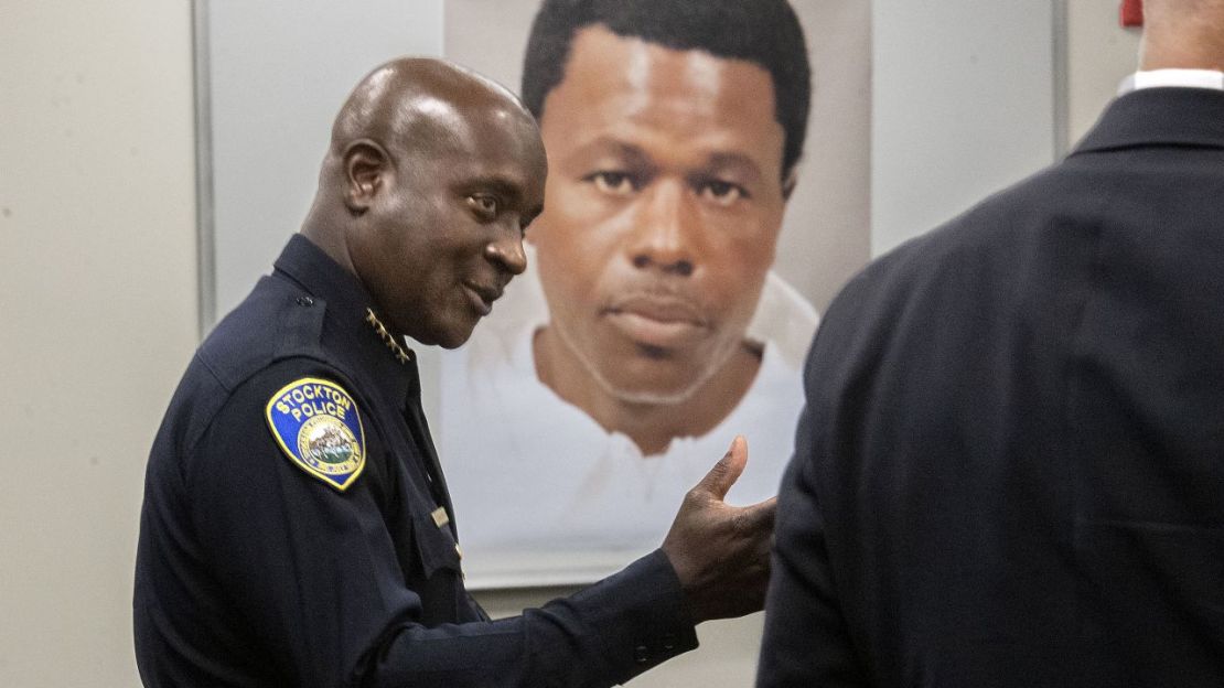 El jefe de policía de Stockton, Stanley McFadden, habla durante una conferencia de prensa el sábado sobre la detención del sospechoso Wesley Brownlee en una serie de tiroteos mortales en Stockton, California. Crédito: Clifford Oto/AP