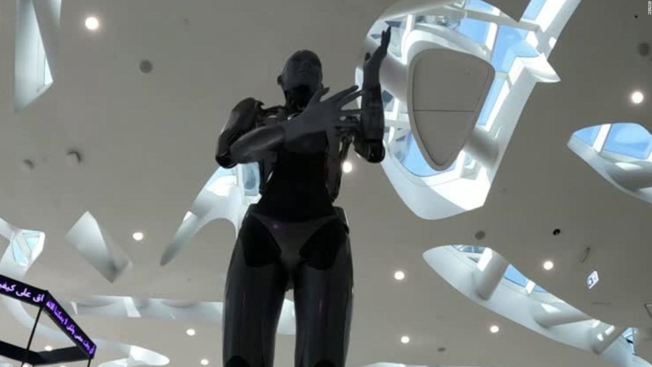 CNNE 1283834 - de pelicula- robot humanoide recibe a los visitantes de un museo en dubai