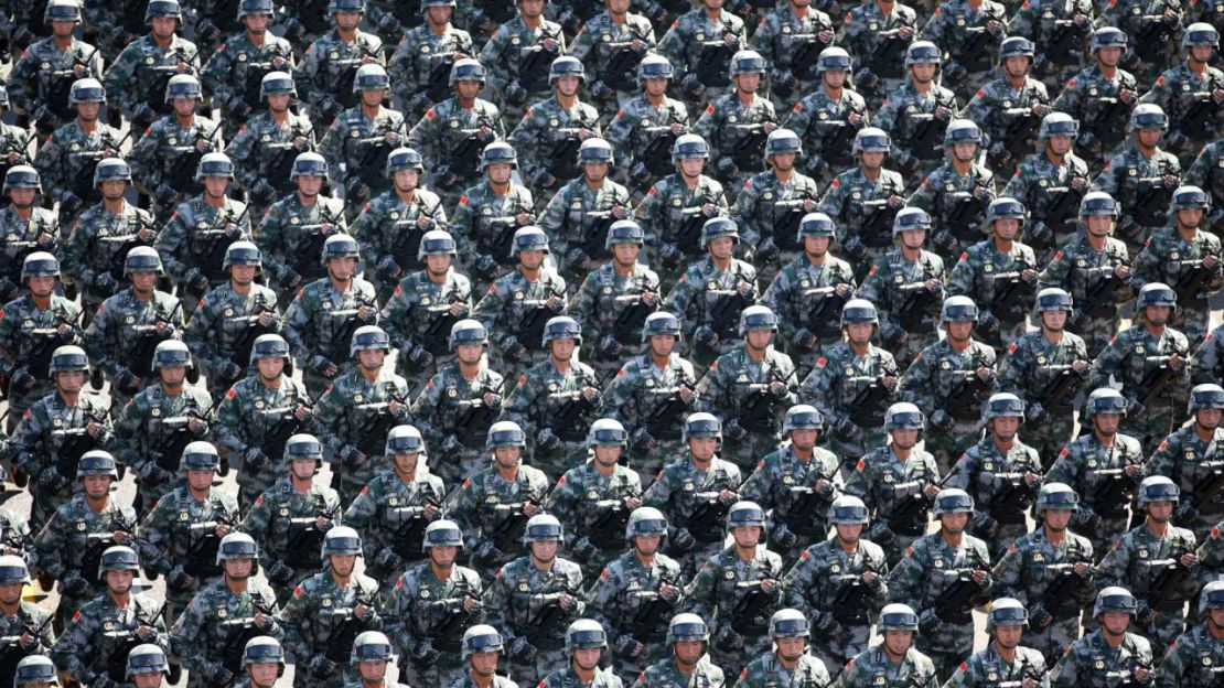 Soldados marchan durante un desfile militar en Beijing, el 3 de septiembre de 2015.