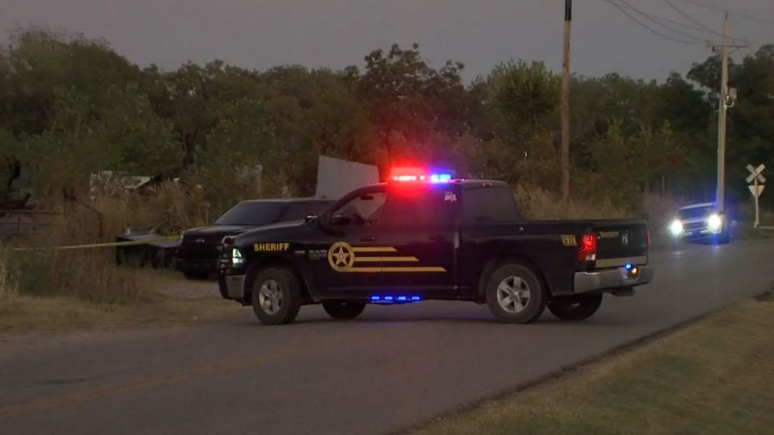 La policía está investigando después de que los cuerpos de los cuatro hombres desaparecidos fueran encontrados desmembrados en un río cerca de Okmulgee, Oklahoma.