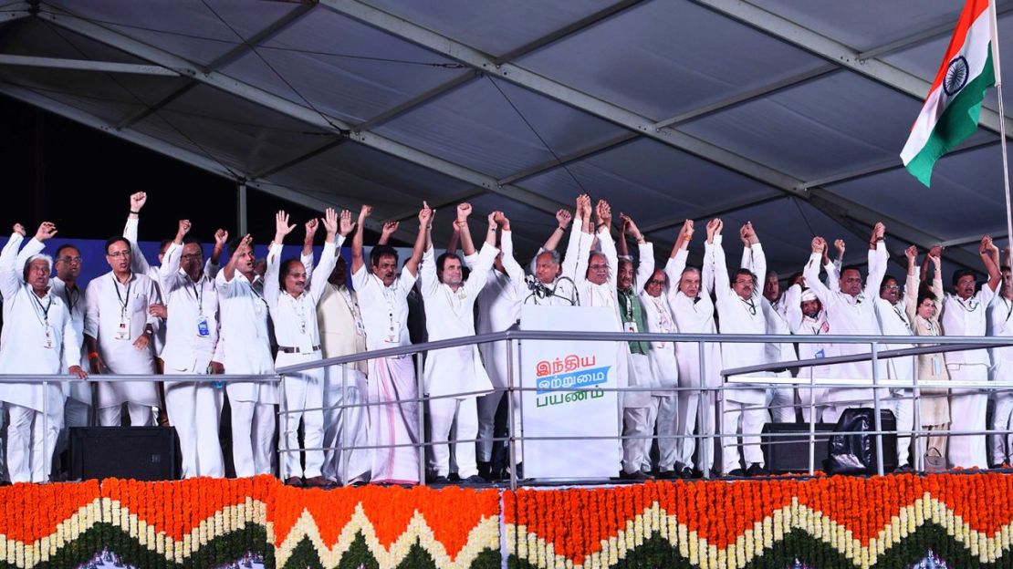 El líder del partido del Congreso, Rahul Gandhi, centro izquierda, con otros líderes durante el lanzamiento de Bharat Jodo Yatra, o Procesión para Unir a la India, en Kanyakumari, India, el miércoles 7 de septiembre de 2022. Crédito: AP