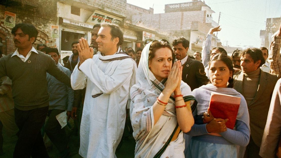 Rajiv Gandhi y su esposa Sonia, nacida en Italia, durante un viaje de campaña.Crédito: Alain Nogues/Sygma/Getty Images