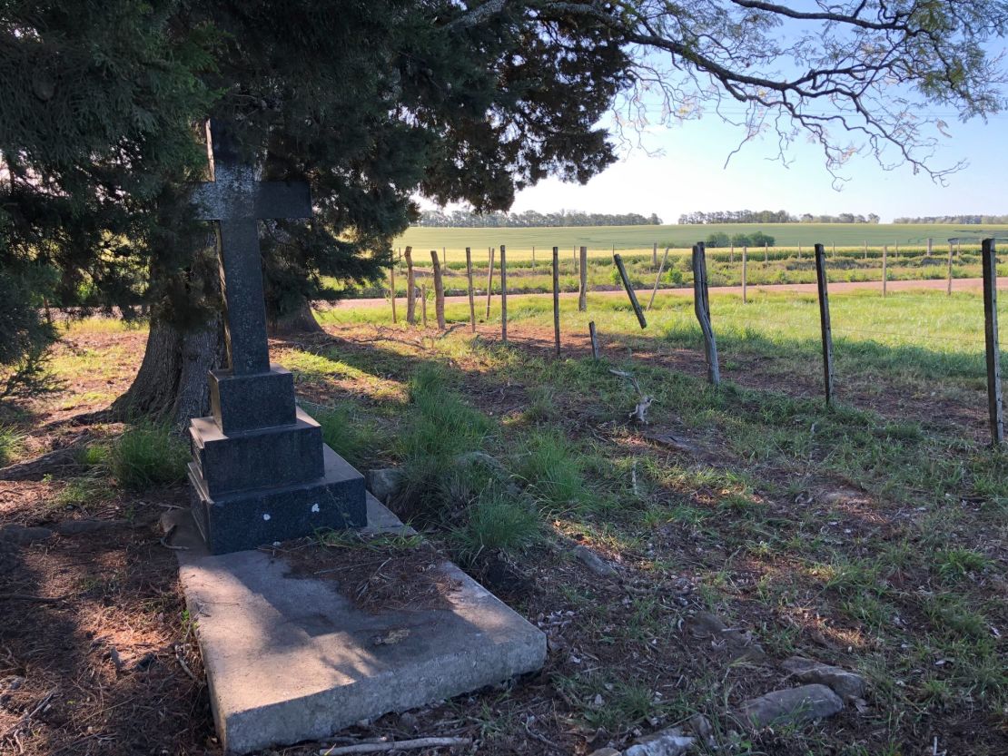 La tumba de Frederick James Deck, en un pequeño cementerio en una zona rural de Uruguay.