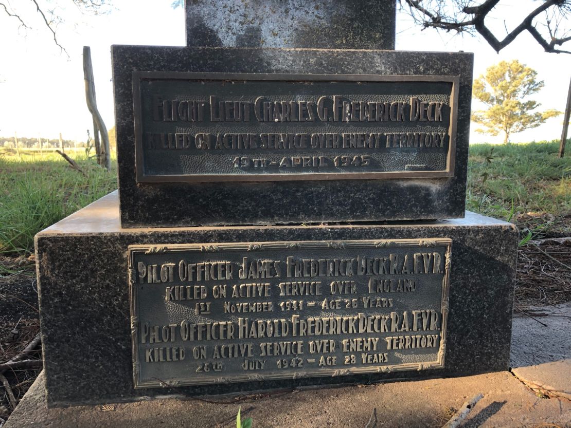 Las placas conmemorativas de Charles, James y Harold Deck, en la tumba de su padre Frederick James en Uruguay.