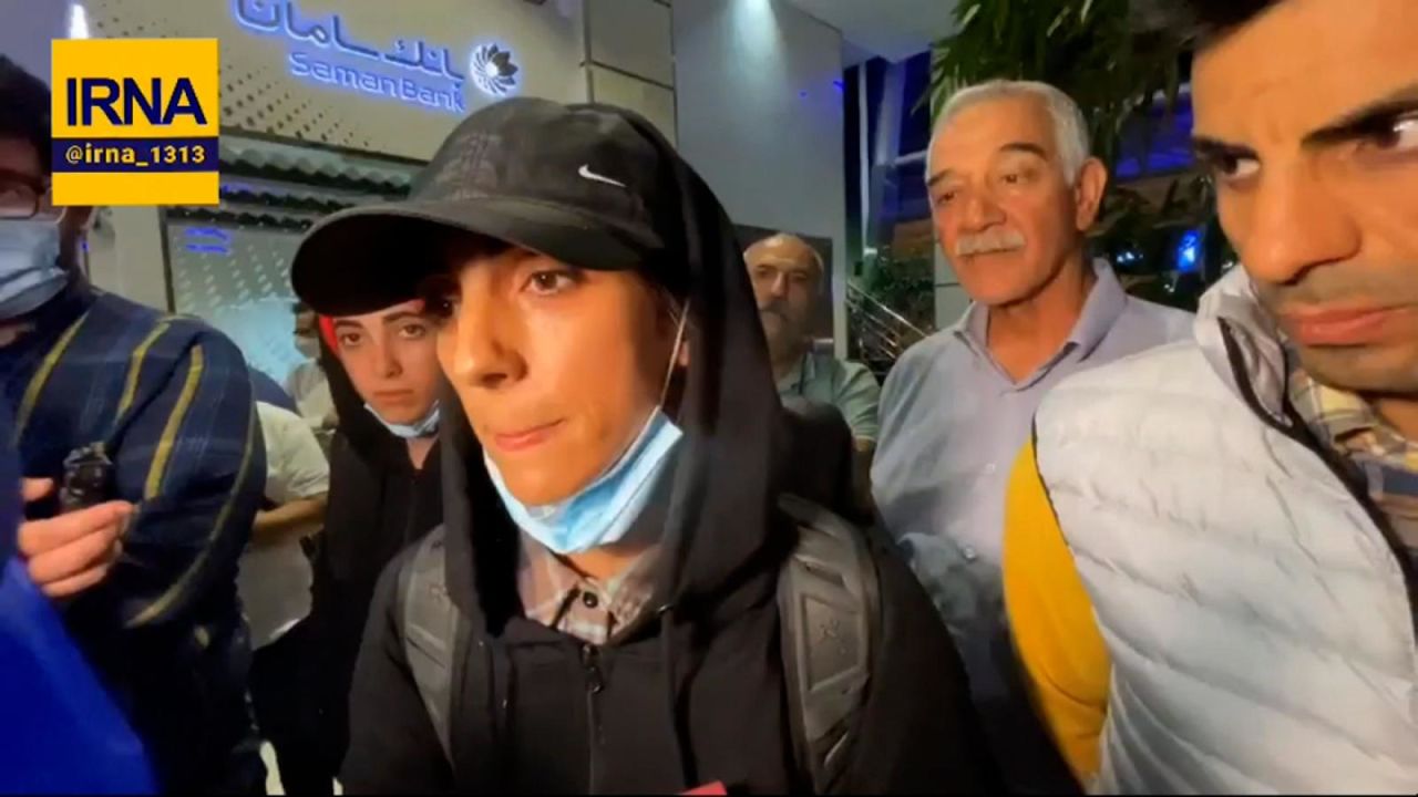 CNNE 1284135 - atleta irani regresa a iran tras aparicion controvertida sin hiyab