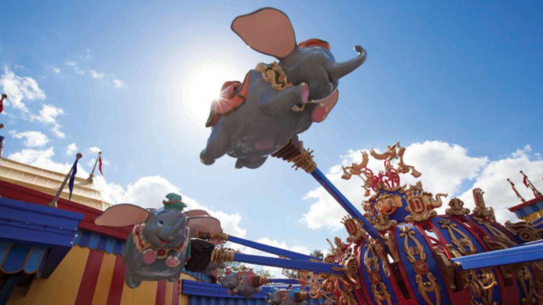 Los visitantes dan una vuelta en la atracción "Dumbo, el elefante volador" en el parque Magic Kingdom de Walt Disney World Resort. Crédito: Folleto/Disney