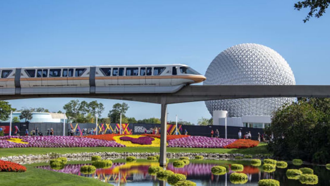 Un monorriel pasa por delante de las exposiciones de flores en Epcot, uno de los cuatro grandes parques temáticos de Walt Disney World Resort en Florida. Crédito: Joseph Prezioso/Andadolu Agency/Getty Images