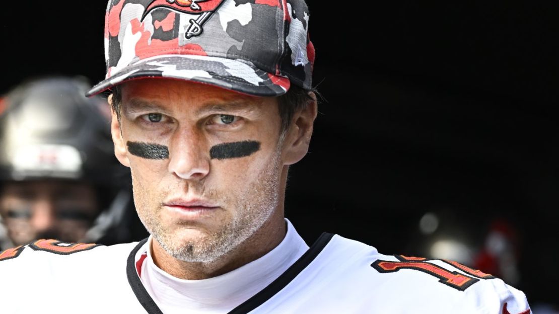 Brady mira hacia el campo mientras entra desde el túnel antes del partido de los Bucs contra los Pittsburgh Steelers. Crédito: Shelley Lipton/Icon Sportswire/Getty Images