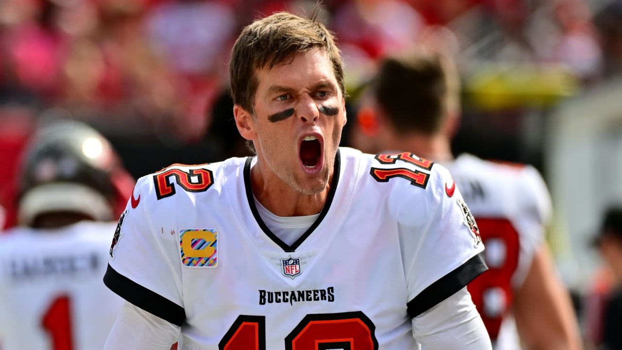 Brady reacciona en la línea de banda durante la segunda mitad del partido contra los Falcons de Atlanta. Crédito: Julio Aguilar/Getty Images