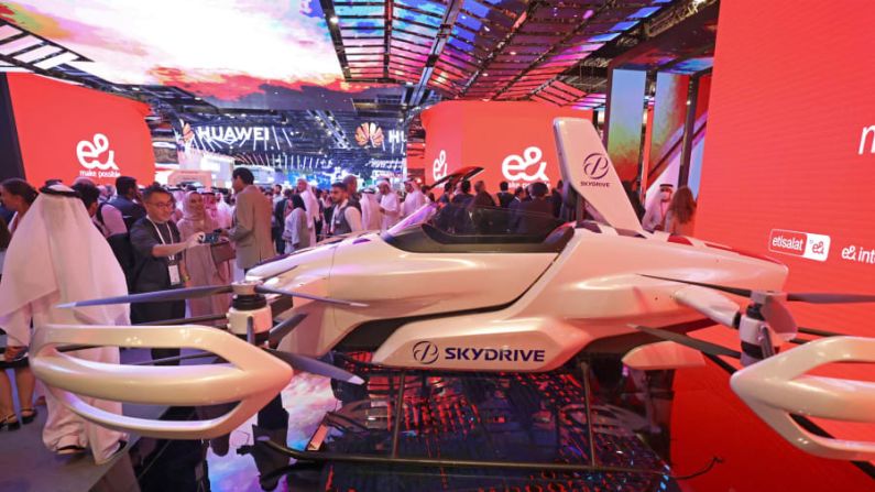 El auto volador de un solo pasajero de SkyDrive, diseñado para ser una nave voladora de cero emisiones, también se expuso en Gitex. Crédito: KARIM SAHIB/AFP/AFP vía Getty Images