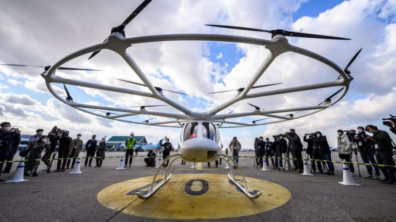 El alemán Volocopter 2X adopta un enfoque diferente al reto de los autos voladores. Técnicamente, se trata de un helicóptero eléctrico multirrotor, cuyo objetivo es servir de taxi aéreo en zonas urbanas. Crédito: ANTHONY WALLACE/AFP/AFP vía Getty Images