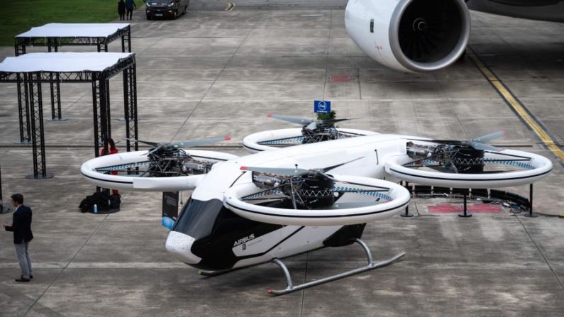 El prototipo CityAirbus NextGen es un vehículo totalmente eléctrico de despegue y aterrizaje vertical (eVTOL). Lo que lo diferencia de muchos otros vehículos para vuelos urbanos es que tiene espacio para cuatro pasajeros en lugar de uno o dos. Crédito: LIONEL BONAVENTURE/AFP/AFP vía Getty Images